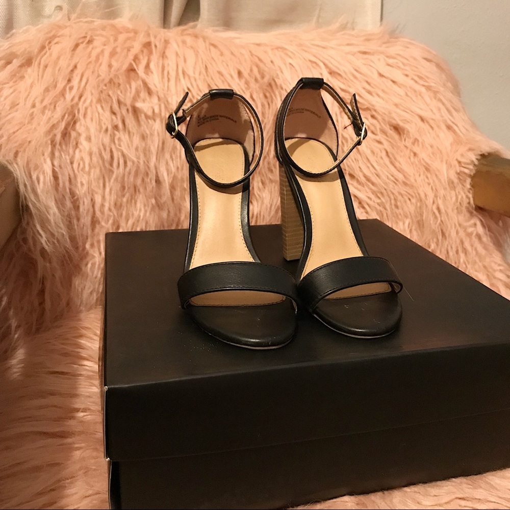 Black “Leala” leather block heels 👠✨